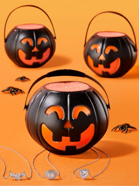 Badebombe Trick or Treat Pumpkin mit Halskette von Charmed Aroma, Badekugel Kürbis mit Schmuck, Halloween