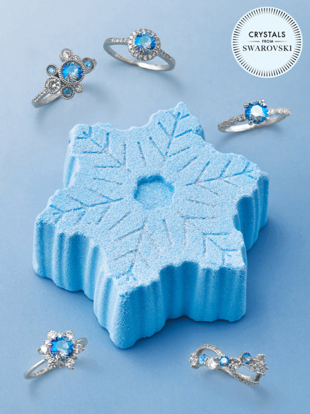 Badebombe Snowflake mit Svarovski Kristallen (Ring) von Charmed Aroma, Badekugel Schneeflocke mit Schmuck, Winter, Weihnachten