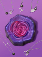 Badebombe Midnight Shimmer Rose mit Halskette von Charmed...