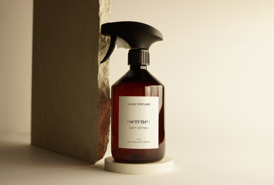 The Olphactory Serene Soft Cotton Raumspray mit warmem Hintergrund